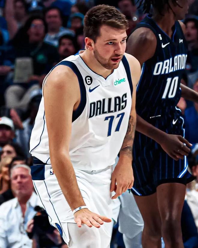 显得不合群 显得不合群